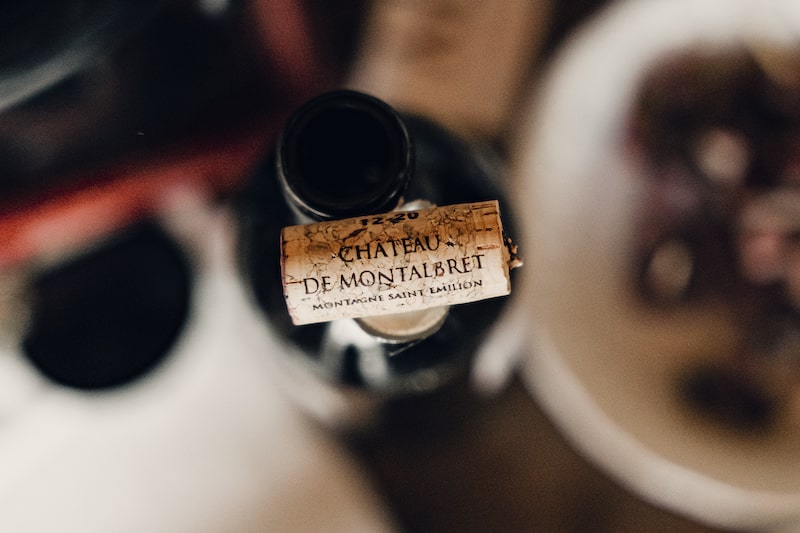Vin bouchonné : définition et astuces pour le reconnaître