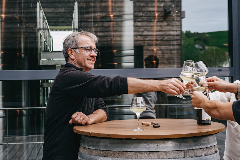 homme qui trinque avec vin 
